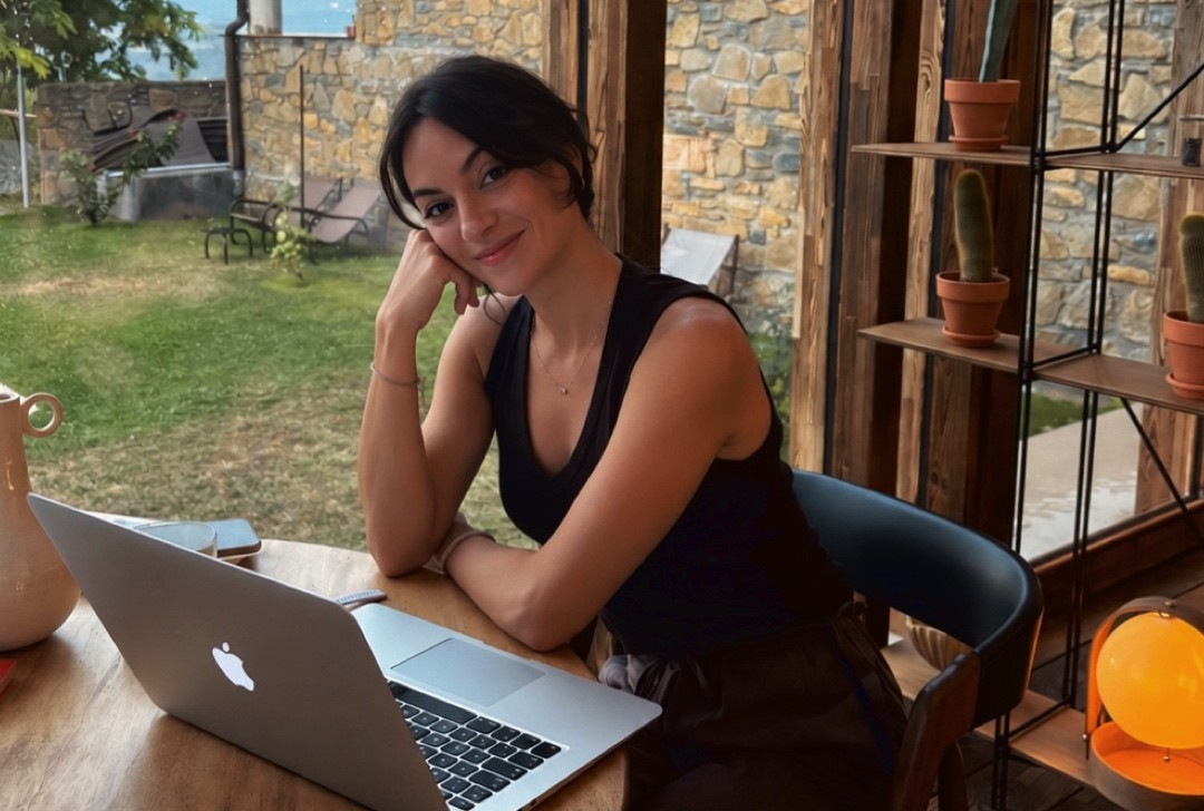Ingrid Pino trabajando con su portátil
